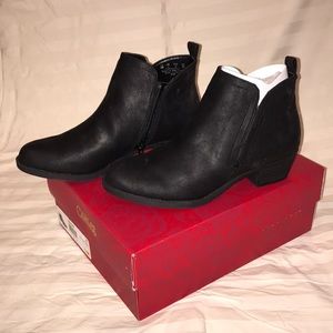 Black size 6 booties
